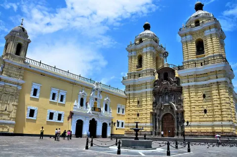 Stadtrundfahrt durch Lima: Historisches Zentrum, Huaca Pucllana &amp; Katakomben mit Pisco Sour